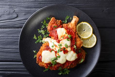  Molokhia con Camarones: ¡Un manjar de confort egipcio que te transporta a las profundidades del sabor!