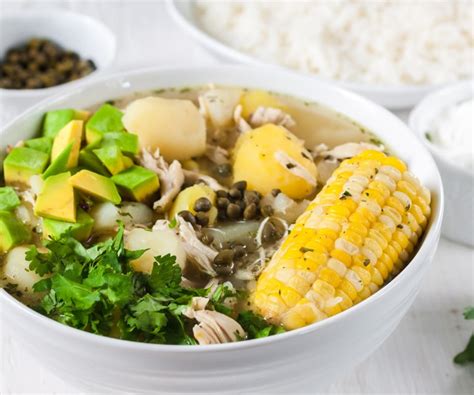  Ajiaco Bogotano: Una Sopa Cremosa con un Sabor Inconfundible y Aroma Inolvidable!