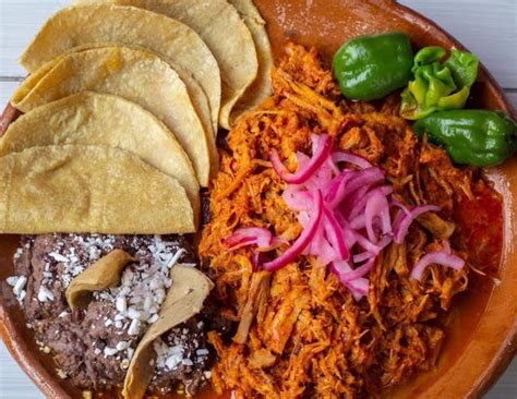 ¡Cochinita Pibil: Un festín de sabores y una explosión de aromas mayas!