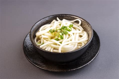  Kake Udon: ¡Un Caldo Delicioso y Umami Abrazado por Fideos Gruesos y Frescos!