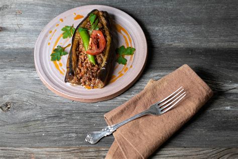  Karnıyarık: ¡Una explosión de sabor otomano en cada bocado, con verduras asadas y una salsa cremosa que te dejará pidiendo más!