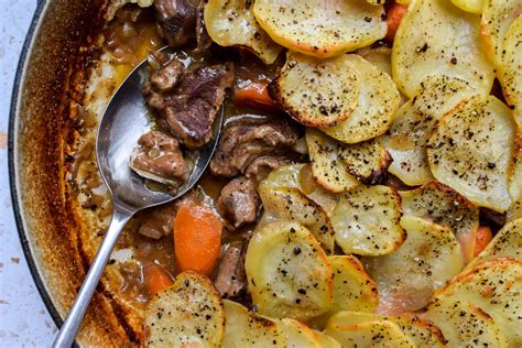  Lancashire Hotpot, ¡un festín terroso de cordero y verduras que te atrapará con su sabor hogareño!