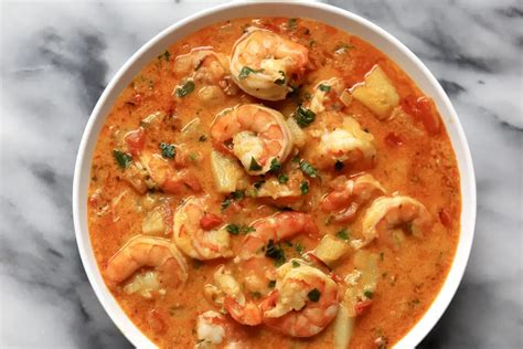  Moqueca de Camarão: ¡Una Sinfonía de Sabores Tropicales en un Caldo Cremoso y Apetitoso!