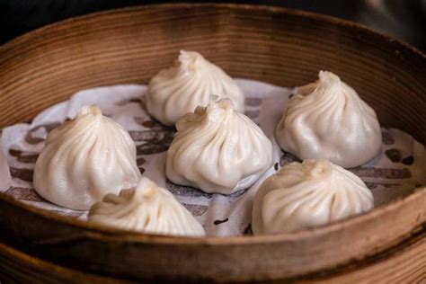  ¡Xiao Long Bao: Un manjar de Shanghai que estalla con sabor umami y texturas sorprendentes!